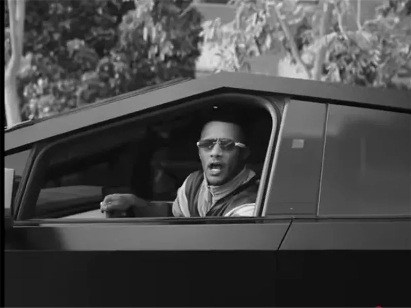 محمد رمضان يطلق أحدث أغانيه من داخل سيارته الـتسلا 