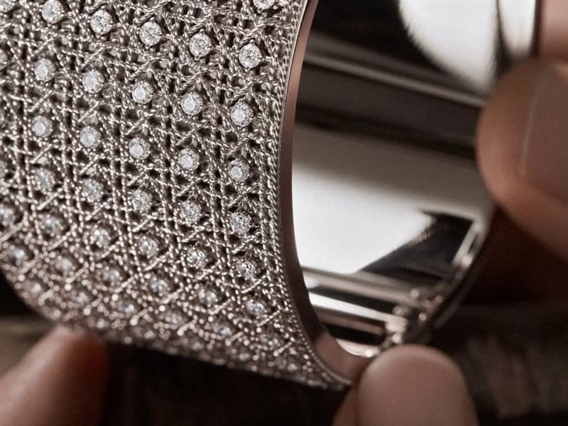 ديور تعانق الهندسة والفخامة… إصدار جديد من My Dior يسطع بالذهب المنسوج