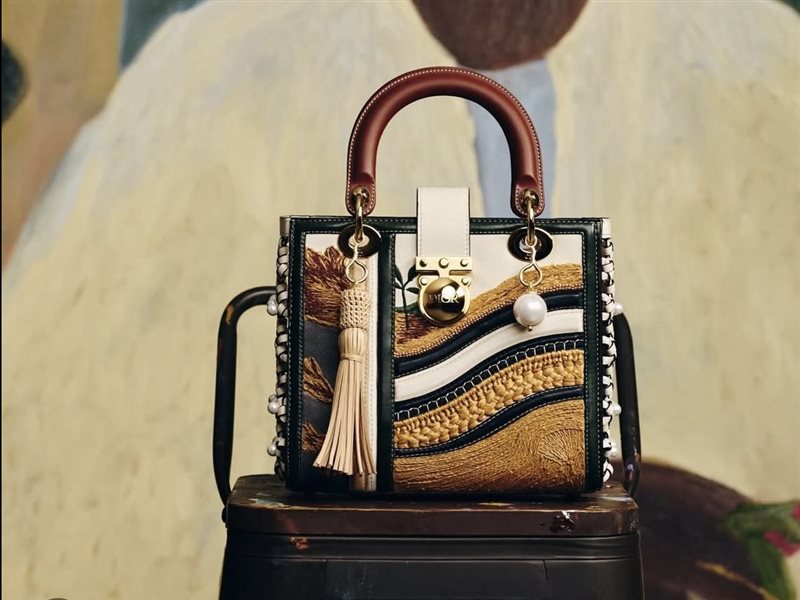 باتريك يوجين يضفي روحًا جديدة على حقيبة Lady Dior في الذكرى العاشرة للمشروع الفني
