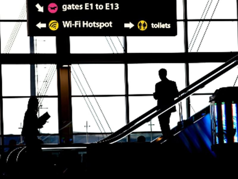 كيفية استخدام شبكة Wi-Fi العامة بأمان أثناء السفر