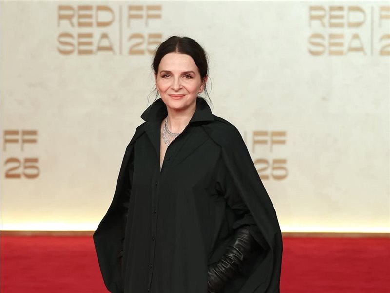 تكريم الممثلة والمخرجة الفرنسية جولييت بينوش وتقدمه لها آيشواريا راي