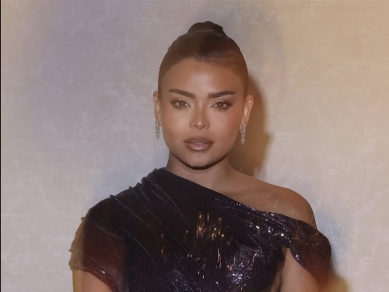 أسماء جلال تخطف الأنظار في افتتاح مهرجان البحر الأحمر بإطلالة لامعة من مرمر حليم