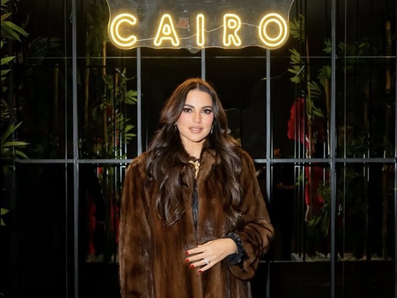 درّة تخطف الأنظار بإطلالة فرو فاخرة في ليلة ساحرة بالقاهرة