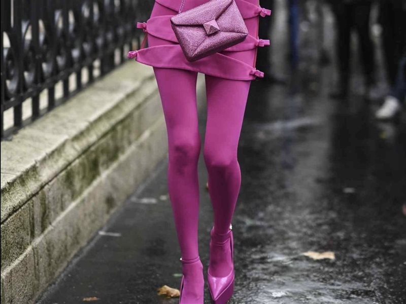  من الأخضر إلى البورغندي… الكولون الملوّن يسيطر على إطلالات شتاء وخريف 2026