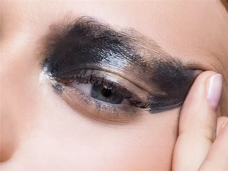 كيفية إزالة الماسكارا المقاومة للماء دون إتلاف الرموش