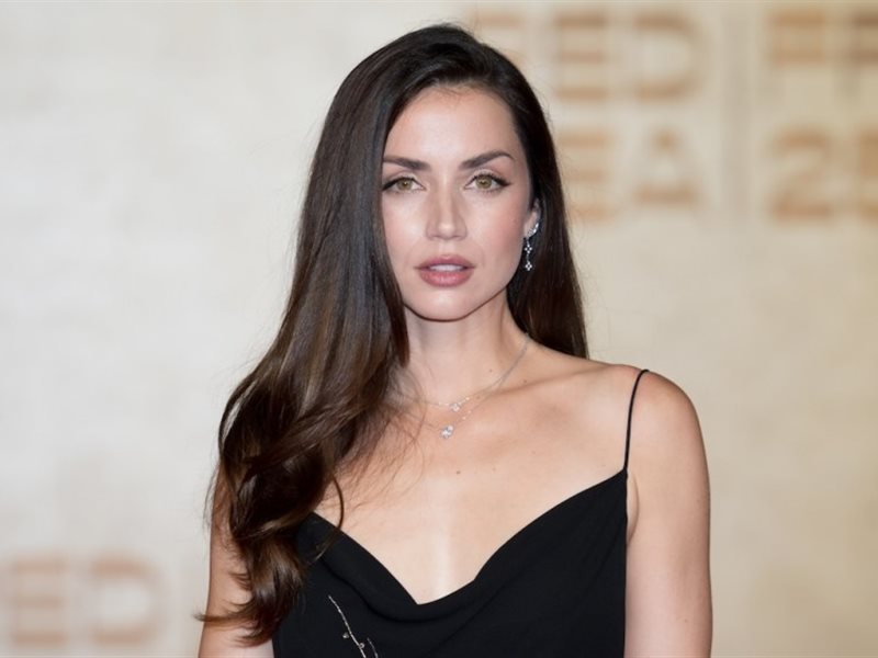 آنا دي أرماس من البحر الأحمر السينمائي : كيانو ريفز صديقي و أصبحت نجمة أكشن بالصدفة