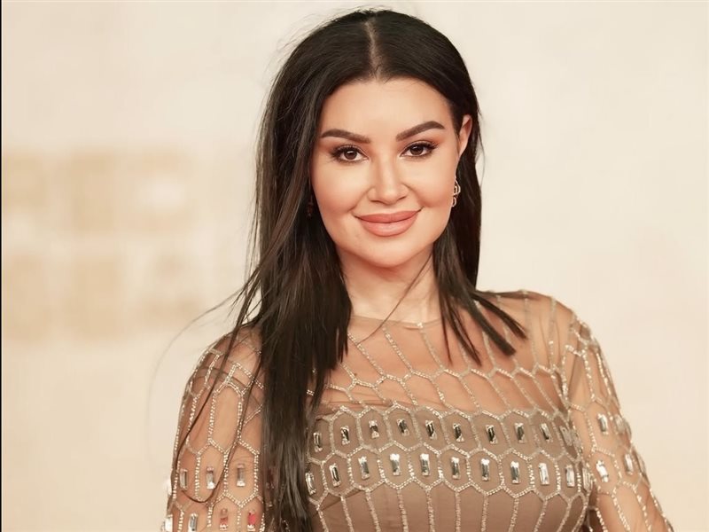 تفاصيل هندسية وتطريزات لامعة تمنح أروى جودة حضوراً استثنائياً على السجادة الحمراء