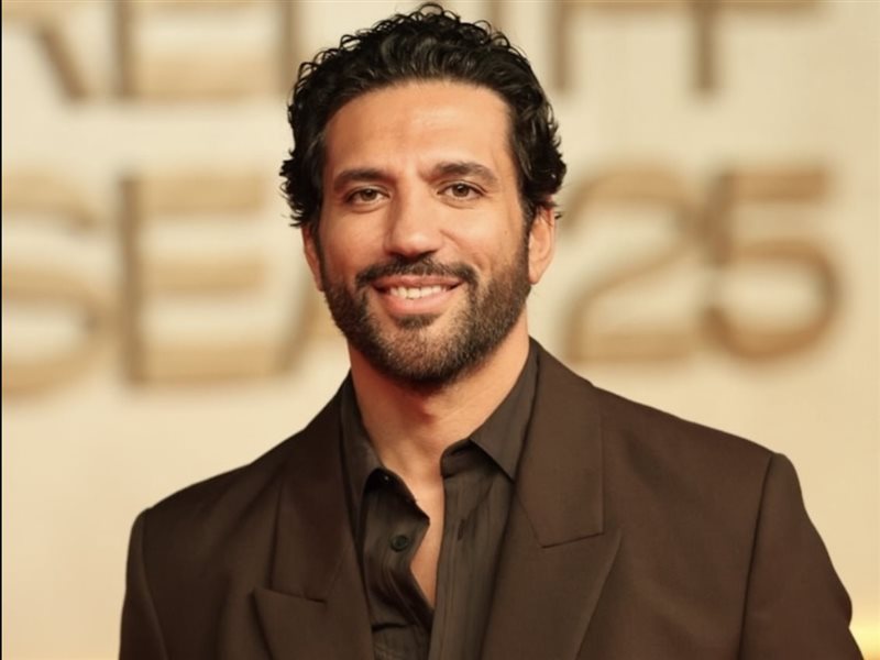 إطلالة ذكورية فاخرة: حسن الرداد يبرز حضوره في عرض “Desert Warrior” ضمن فعاليات مهرجان البحر الاحمر 