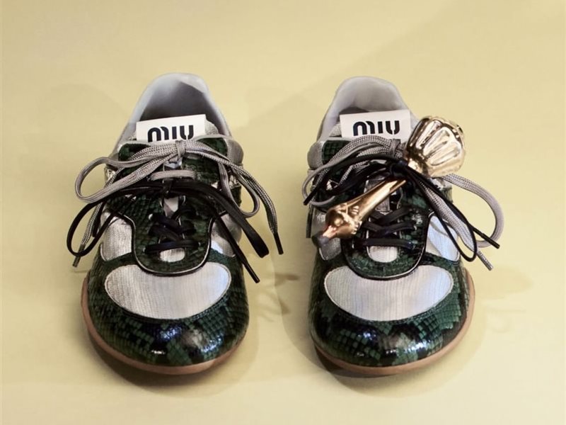 ميو ميو تعيد صياغة أناقة موسم الأعياد بأحذية جريئة وواثقة