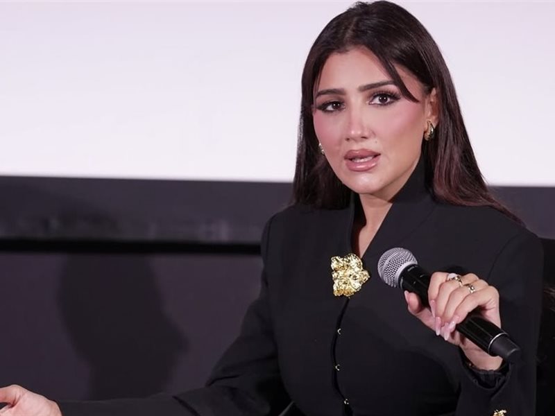 مي عمر تتألق بإطلالة سوداء فاخرة في ندوتها ضمن فعاليات مهرجان البحر الأحمر السينمائي