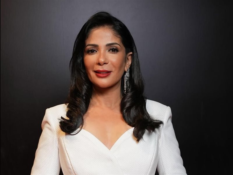 منى زكي تتألق بالأبيض الملكي في العرض الخاص لفيلم “الست” بالقاهرة بتوقيع Kristina Fidelskaya،