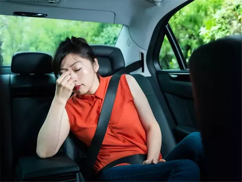 لماذا قد تشعر بدوار الحركة أثناء قيادة سيارة كهربائية؟