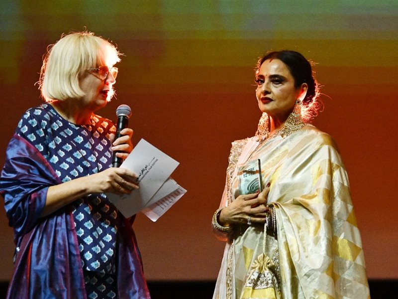 تكريم النجمة الهندية الشهيرة ريخا في مهرجان البحر الأحمر السينمائي الدولي 2025