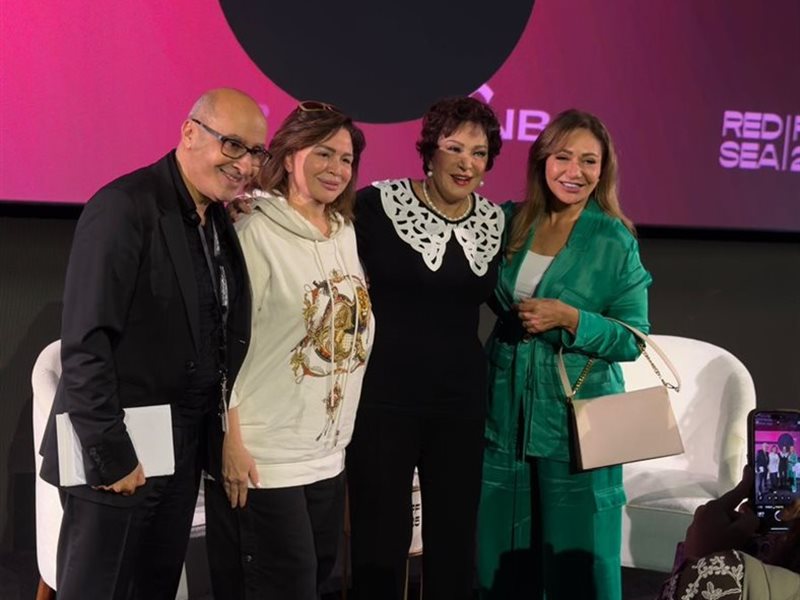 ليلى علوي والهام شاهين ابرز حضور جلسة لبلبة في البحر الأحمر 