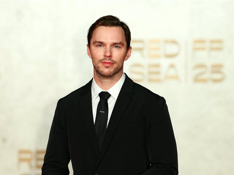 نيكولاس هولت يسرق الأنظار على السجادة الحمراء لمهرجان البحر الأحمر السينمائي