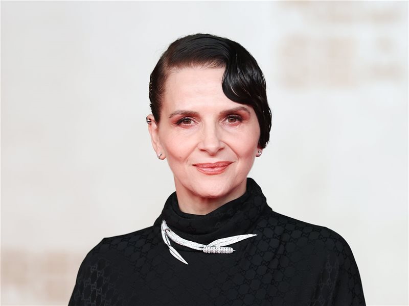 السجادة الحمراء تستقبل جولييت بينوش خلال عرض فيلمها 