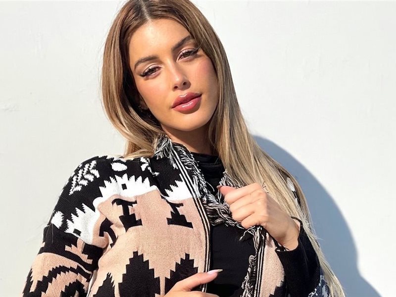 الطبعات تعود بقوة في شتاء 2025 عبر الكارديجان… تصميم مرح ينعش أجواء الموسم