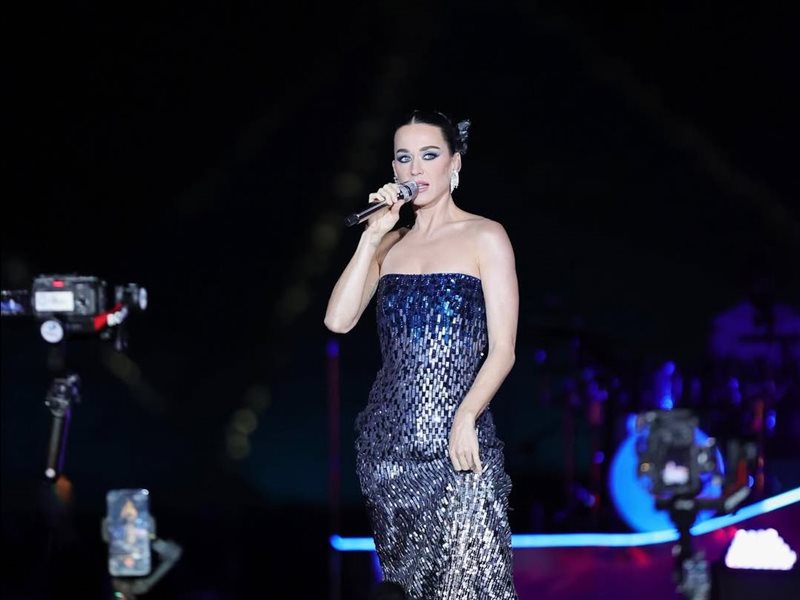 لأول مرة في مسيرتها.. كاتي بيري تتألق تحت سفح أهرامات الجيزة بعروض مميزة في حفل خاص