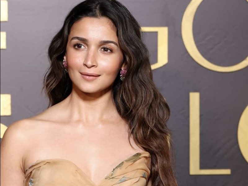 عليا بهات تتألق بأنوثة رقيقة في مهرجان البحر الأحمر… إطلالة حالمة بتوقيع زهري ونقوش رومانسية