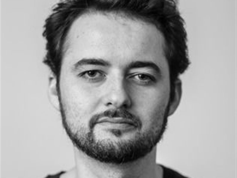 (خاص) أبو بكر شوقي يكشف كواليس فيلمه “قصص”: حكاية مستوحاة من قصة حب حقيقية عبر المراسلات