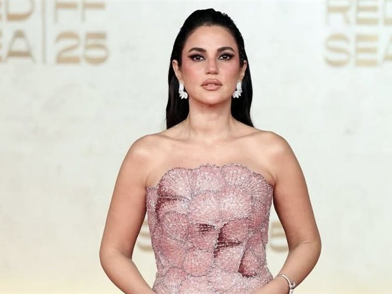 درة زروق تتألق بإطلالة وردية ساحرة على السجادة الحمراء في ختام مهرجان البحر الأحمر