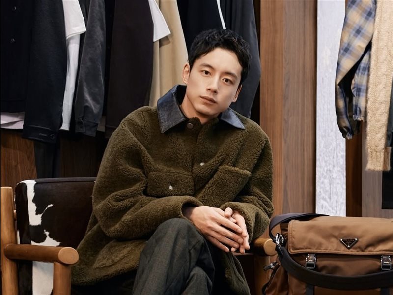  سفير برادا كينتارو ساكاغوتشي يقدّم أحدث إطلالات برادا الرجالية في متجرها المؤقت بشينجوكو