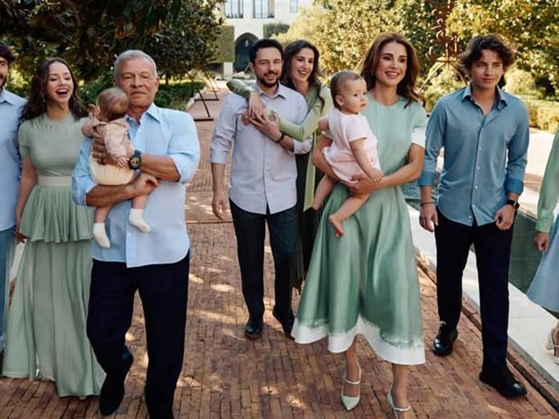 الملكة رانيا تشارك صورة عائلية وتبعث برسالة أمل مع اقتراب العام الجديد