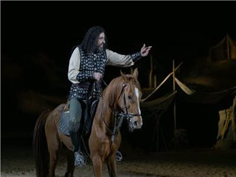 باسم ياخور يقود مغامرة مسرحية مختلفة في الصحراء من خلال 