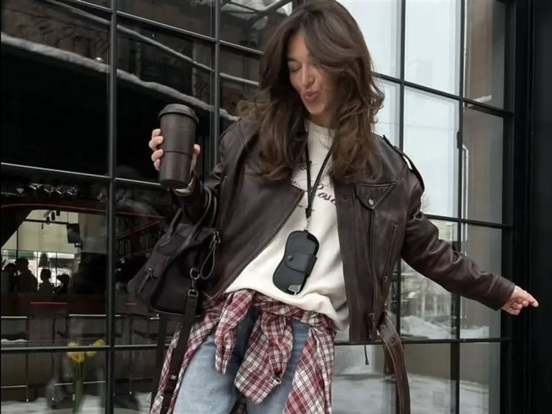  القميص الكارو المربوط عند الخصر… صيحة كاجوال تعود بقوة