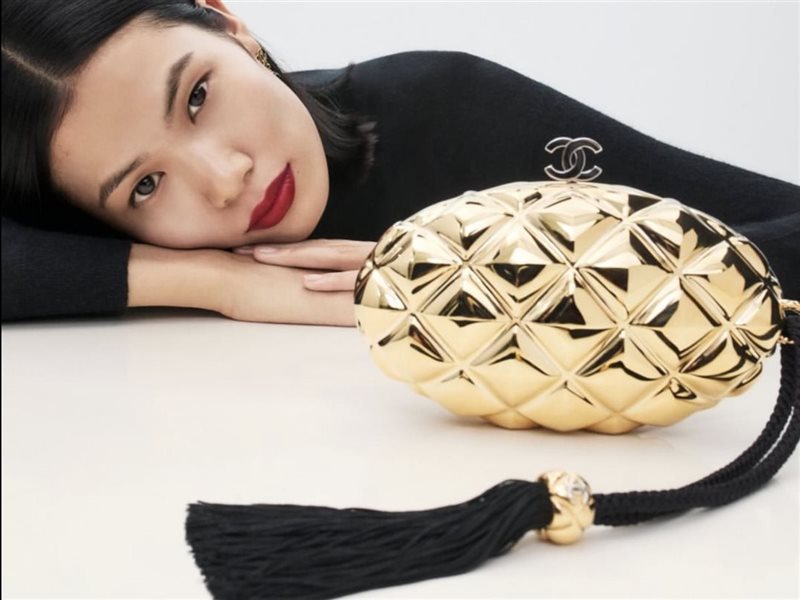 بريق شانيل يسيطر على أجواء الاحتفالات بتشكيلة إكسسوارات فاخرة