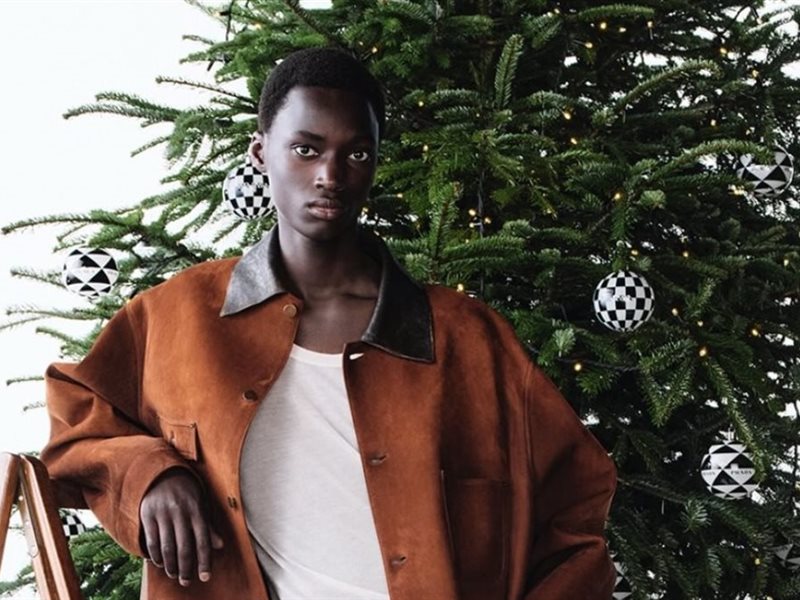 برادا تحتفي بموسم الإجازات برؤية معاصرة تجمع البساطة والفخامة بمجموعة prada holiday campaign 