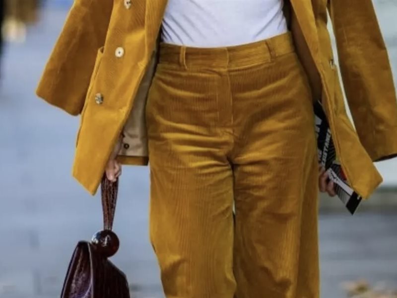  	من جديد في الواجهة: بنطال الكوردروي نجم إطلالات الشتاء