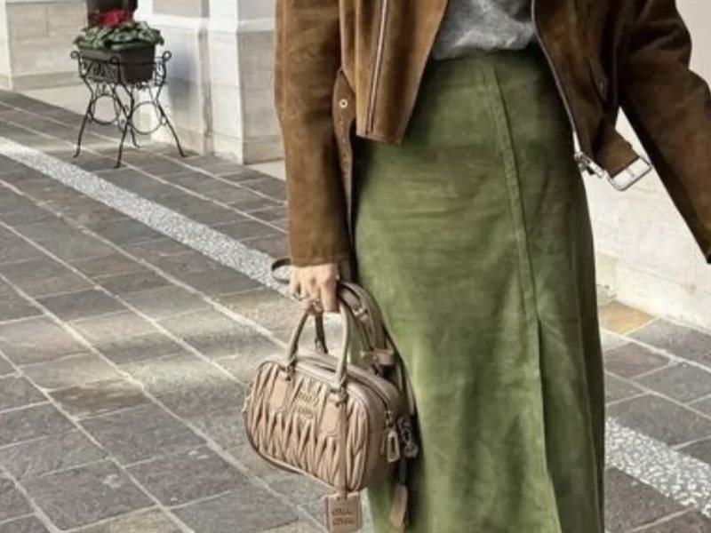 أناقة ناعمة ودافئة… تنورة الـMidi Suede خيار الخريف الأول