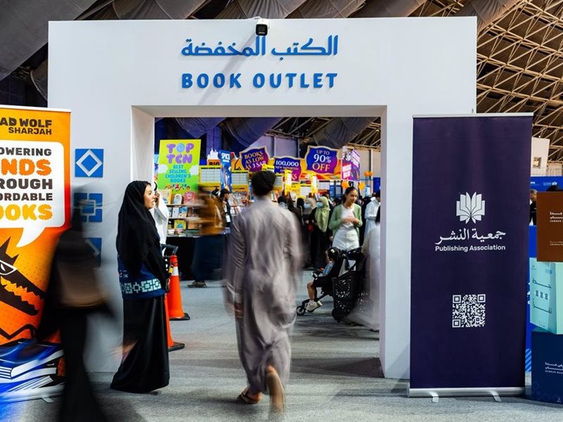 الكتب المخفّضة تستقطب زوّار معرض جدة للكتاب 2025
