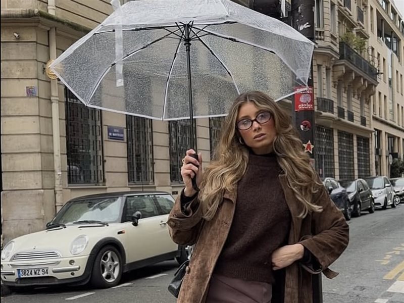 المطر لا يمنع الأناقة: صيحات موضة تناسب الأيام الممطرة