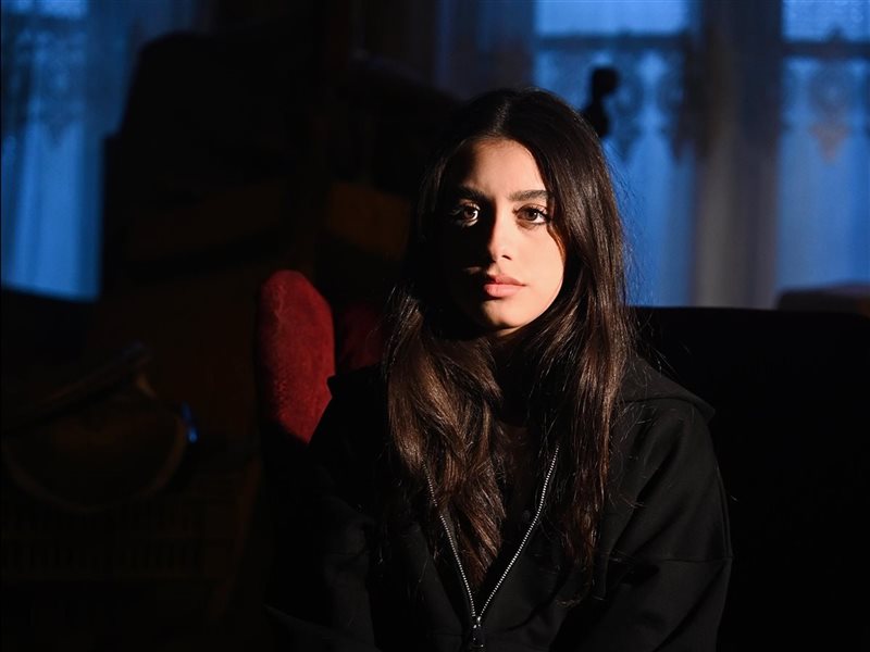 ياسمينا العبد تغني ظلموه لعبد الحليم حافظ في مسلسل ميد ترم