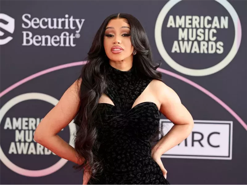 كاردي بي توجه نشاطها الفني نحو قطاع المطاعم بسلسلة 