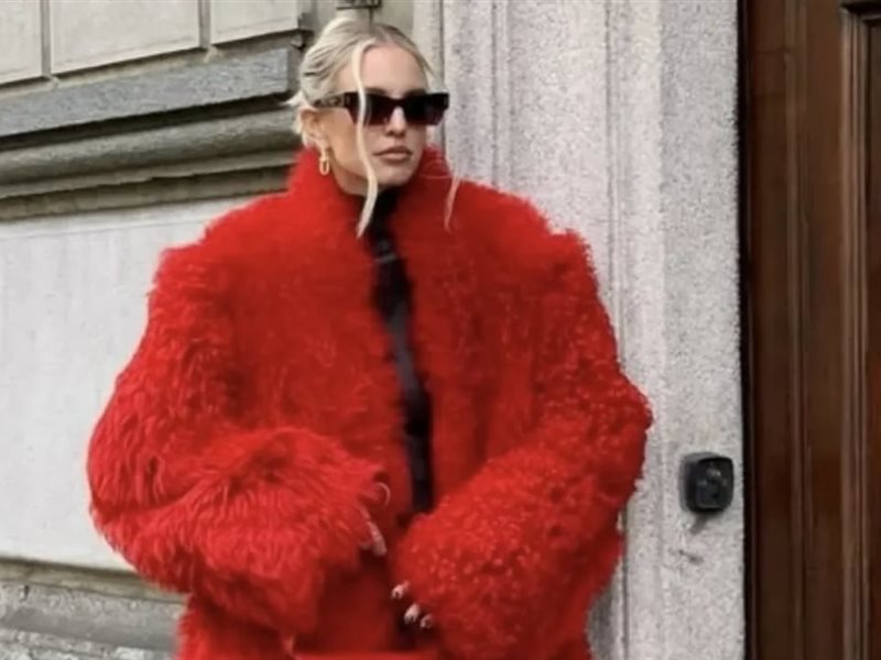 معطف الفرو الأحمر… نجم إطلالات عيد الميلاد هذا الموسم
