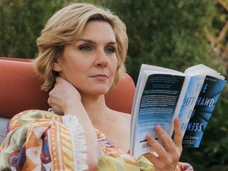 ريا سيهورن: آمال وطموحات كبيرة للموسم الثاني من مسلسل Pluribus